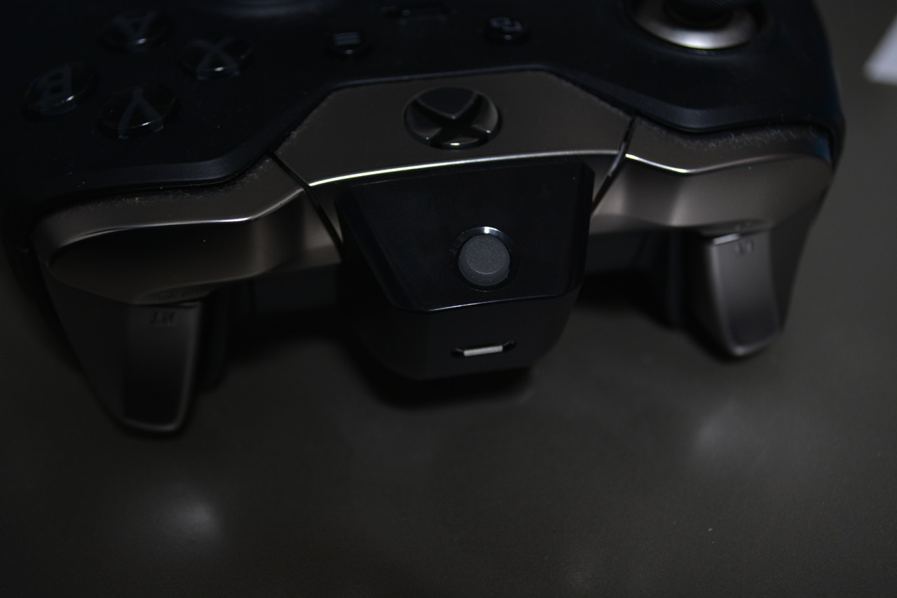 装着してみた。ツメの位置が変なとこにあるせいか、結構ハメづらい。