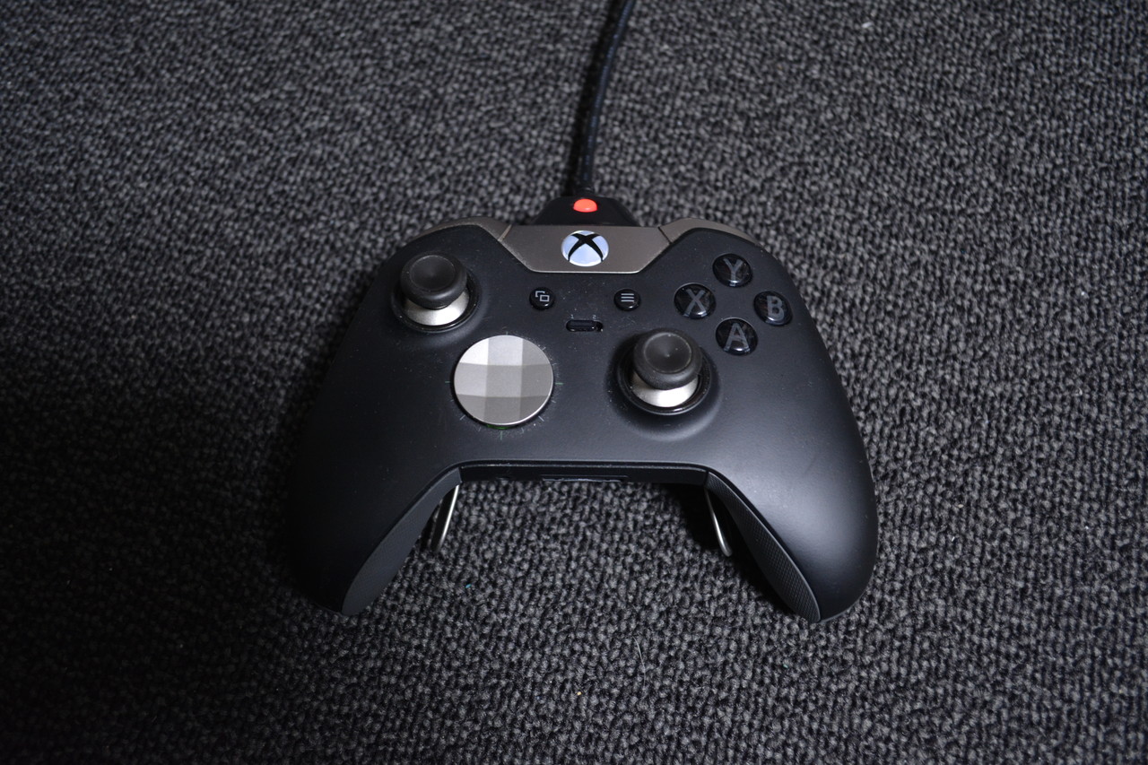 充電中は赤いランプが点灯し、完了すると青色に変わる。また、端子はPS4のコントローラーのケーブルと同じでmicroUSB。