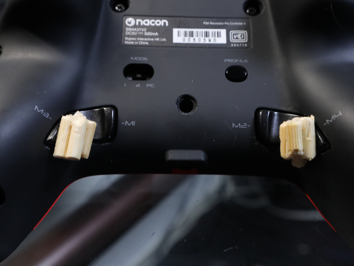 クッソ押しづらい「nacon プロコン2」の背面ボタンを、たった5分で押しやすくする方法： 背面ボタンを割りばしで延長