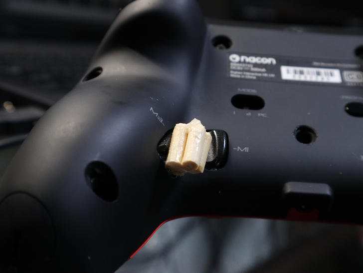 クッソ押しづらい「nacon プロコン2」の背面ボタンを、たった5分で押しやすくする方法： この位置にくっ付ける