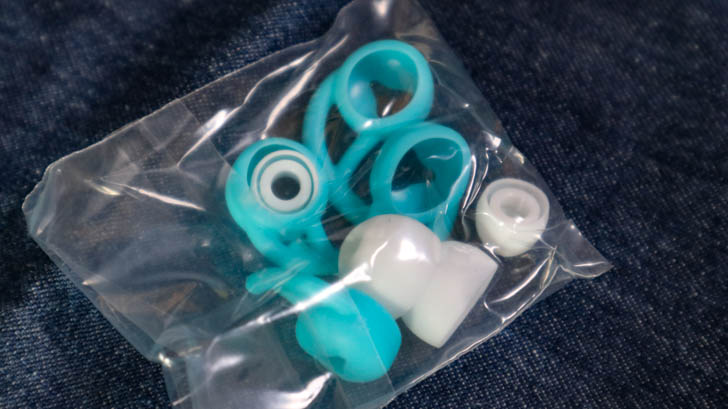 替えのイヤーパッドも付属